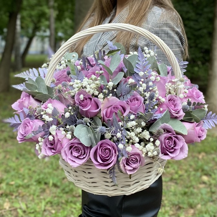 35 сиреневых роз в корзине